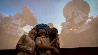 Pengunjung menyaksikan pertunjukkan simulasi langit di Planetarium Taman Ismail Marzuki (TIM), Cikini, Jakarta, Kamis (25/12/2025). [ANTARA FOTO/Bayu Pratama S/nym]