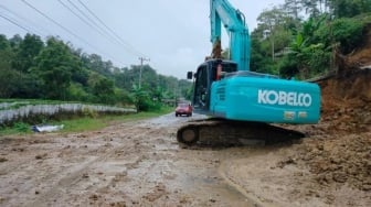 Buka Jalan Padang-Bukittinggi yang Terputus Longsor, Puluhan Alat Berat Dikerahkan!