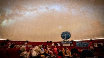 Pengunjung menyaksikan pertunjukkan simulasi langit di Planetarium Taman Ismail Marzuki (TIM), Cikini, Jakarta, Kamis (25/12/2025). [ANTARA FOTO/Bayu Pratama S/nym]