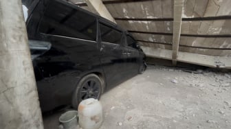 Belum Dievakuasi, Begini Penampakan Mobil yang Tertimpa Reruntuhan Bangunan Parkir di Koja