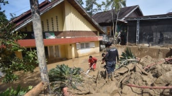 Petugas membersihkan lumpur pascabanjir bandang susulan di Nagari Maninjau, Agam, Sumatera Barat, Jumat (26/12/2025). [ANTARA FOTO/Iggoy el Fitra/wpa]