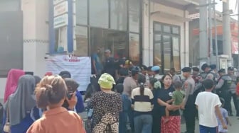 Warga Segel Kantor Desa Kalirejo Pasuruan, Kades Diduga Tilep Dana