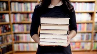 Rekomendasi 5 Buku Fiksi Luar Terpopuler Tahun 2025 untuk Dibaca