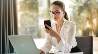 Fenomena Gen Z Rela Kerja Lembur Demi Bisa Berlibur, Tren yang Sepadan?