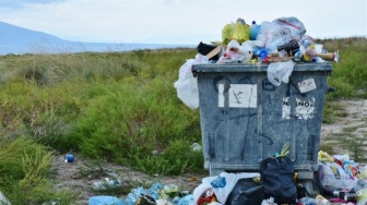 Sampah, Bau, dan Mental Warga yang Disuruh Kuat
