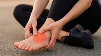 7 Sandal Recovery Run Lokal Mirip Skechers Go Recover Ori, Bantalan Nggak Kalah Empuk!