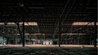 Di Parkiran Sekolah yang Sunyi, Apa yang Sebetulnya Didengar oleh Adrian?