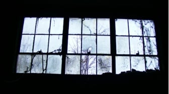 CERPEN: Sepasang Tangan Misterius di Jendela Kelas