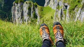 5 Rekomendasi Sepatu Gunung Lokal Mid-Cut untuk Pemula yang Nyaman