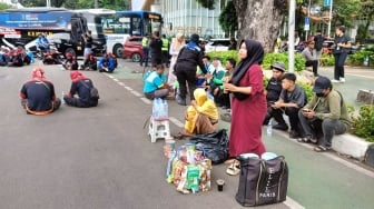 Saat Orasi Membakar Semangat, PKL Raup Cuan di Tengah Demo Buruh Tolak Kenaikan UMP 2026