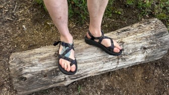 7 Sandal Hiking Lokal Terbaik 2025, Anti Licin dan Super Nyaman