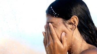 5 Sunscreen Saat Musim Hujan untuk Liburan di Pantai, Tekstur Ringan