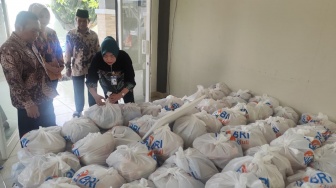 BRI Purwodadi Salurkan 1000 Paket Sembako di Grobogan, Sasar Warga Kurang Mampu Desa Pengkol