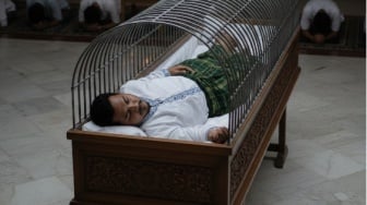 Tidurnya di Serambi Masjid, Bangunnya di Keranda Mayat