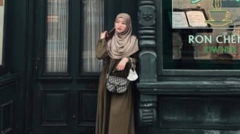 Tampil Santun dan Stylish, Intip 4 Gaya Syar'i Modis ala Monica Sahara!
