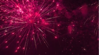 Jebakan Euforia Kolektif: Menelaah Akar Psikologis Perayaan Tahun Baru yang Merusak