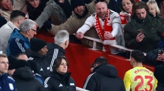 Gawang Dirobek 4 Pemain Arsenal, Emiliano Martinez Ribut dengan Fans The Gunners
