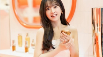 5 Outfit Dinner Malam Tahun Baru ala Park Bo Young buat Look Fresh dan Manis