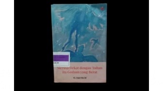 Ulasan Buku Merasa Dekat dengan Tuhan Itu Godaan yang Berat: Kritik Sosial dan Godaan Beragama