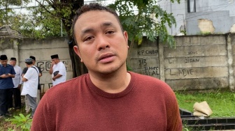 Tegar Turun ke Liang Lahad, Gilang Dirga Azankan Sang Ayah di Peristirahatan Terakhir