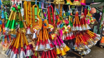 Penjualan Terompet Tahun Baru di Asemka Sepi, Pedagang Keluhkan Larangan Kembang Api