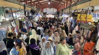 Pasar Beringharjo Diserbu Pengunjung saat Nataru, Belanja Batik dan Cicip Kuliner Jadi Favorit