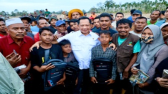 Mendagri Salurkan Bantuan untuk Warga Desa Geudumbak, Langkahan, Aceh Utara