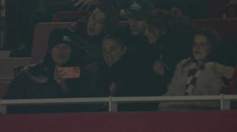 Dua Lipa Curi Perhatian di Emirates Saat Arsenal Pesta Gol ke Gawang Aston Villa