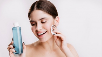 3 Micellar Water dengan Ekstrak Blueberry untuk Kulit Bersih dan Segar