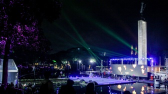 Warga menyaksikan pertunjukkan musik pada Jakarta Music Festival saat perayaan malam Tahun Baru 2026 di Lapangan Banteng, Jakarta, Rabu (31/12/2025). [ANTARA FOTO/Naufal Khoirulloh/wpa]