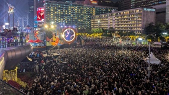 Bundaran HI Jadi Lautan Manusia, Pesta Kembang Api Tetap Hiasi Langit Penghujung Tahun Ibu Kota