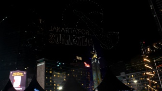 Pertunjukan drone menghibur warga pada malam pergantian tahun baru 2026 di kawasan Bundaran Hotel Indonesia, Jakarta, Kamis (1/1/2026).  [ANTARA FOTO/Muhammad Adimaja/wpa]