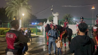 Polisi Berkuda Polri Jaga Monas di Malam Tahun Baru, Warga Antusias hingga Antre Foto