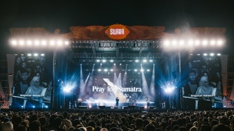 Tanpa Kembang Api, Ribuan Orang Rayakan Tahun Baru dengan Doa Bersama di Candi Prambanan