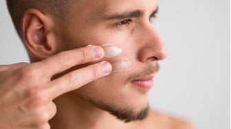 5 Sunscreen untuk Pria yang Nggak Bikin Wajah Abu-Abu, Nyaman Dipakai Harian