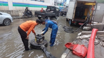 Tinggi Air Pintu Pasar Ikan Turun, Genangan Rob di Depan JIS Ikut Surut