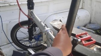 Pesepeda Luka Kepala Ditabrak Mobil Listrik di Jalan Sudirman