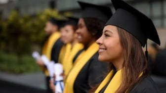 Bos Lulusan SD, Pegawainya Sarjana: Benarkah Kuliah Percuma?