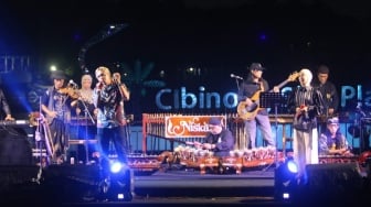 Sihir Niskala Hipnotis Ribuan Warga, Padukan Karinding dan Musik Kekinian