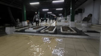 Mesjid Agung Banten Kebanjiran! Air Luapan Kali Masuk ke Area Makam Keramat