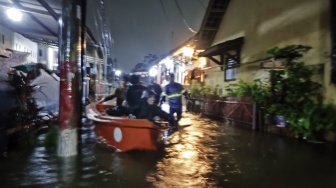 Hujan Tak Berhenti, Puluhan Lansia dan Warga Sakit di Kasemen Dievakuasi Menggunakan Perahu Karet