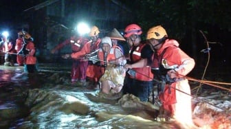 Belasan Warga Agam Dievakuasi Tengah Malam, Terjebak Banjir Luapan Sungai Asam