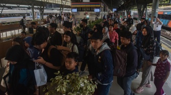 Sejumlah penumpang KA antre menuruni anak tangga setibanya di Stasiun Pasar Senen, Jakarta, Minggu (4/1/2026). [ANTARA FOTO/Fakhri Hermansyah/rwa]
