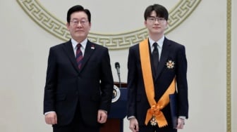 Sejajar dengan Son Heung Min, Faker Resmi Terima Medali Cheongnyong dari Presiden