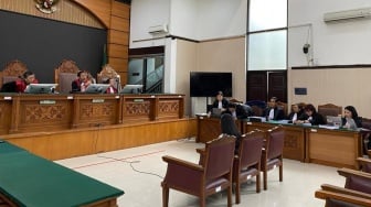 Pledoi Laras Faizati Getarkan Ruang Sidang, Disambut Isak Tangis dan Tepuk Tangan