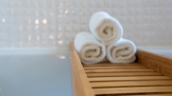 Apa Perbedaan Mandi Wajib dan Mandi Junub? Ini Tata Caranya