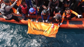 Tim SAR gabungan mengevakuasi jenazah yang diduga korban tenggelamnya kapal wisata KM Putri Sakinah di perairan Pulau Serai, kawasan Taman Nasional Komodo, Labuan Bajo, Manggarai Barat, Nusa Tenggara Timur (NTT), Minggu (4/1/2026). [ANTARA FOTO/Gecio Viana/sgd/nym]