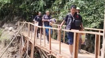 Tim Kesehatan PDIP Tembus Kampung Ngalau Gadang di Pesisir Selatan, Terisolasi Lebih Sebulan