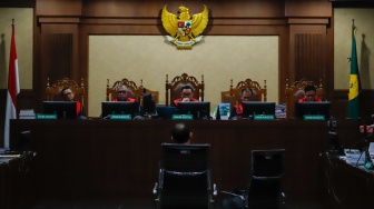 Terdakwa kasus dugaan korupsi dalam digitalisasi pendidikan pengadaan laptop Chromebook di Kemendikbudristek tahun 2019-2022 Nadiem Makarim saat menjalani sidang di Pengadilan Tipikor, Jakarta, Senin (5/1/2026). [Suara.com/Alfian Winanto]

