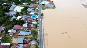Foto udara kondisi rumah warga yang terendam banjir di Desa Tunggulo, Kabupaten Gorontalo, Gorontalo, Senin (5/1/2026). [ANTARA FOTO/Adiwinata Solihin/nz]